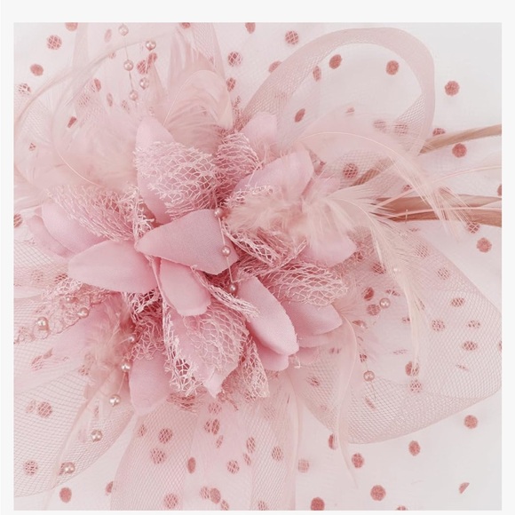 Pink fascinator hat headband head piece flower feather derby clip net - Picture 3 of 11
